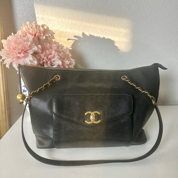 Vintage Chanel caviar shoulder bag with gold hardware - Picture 2 of 10